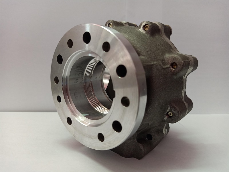 Flanged hub assembly with threaded bore and bolt pattern