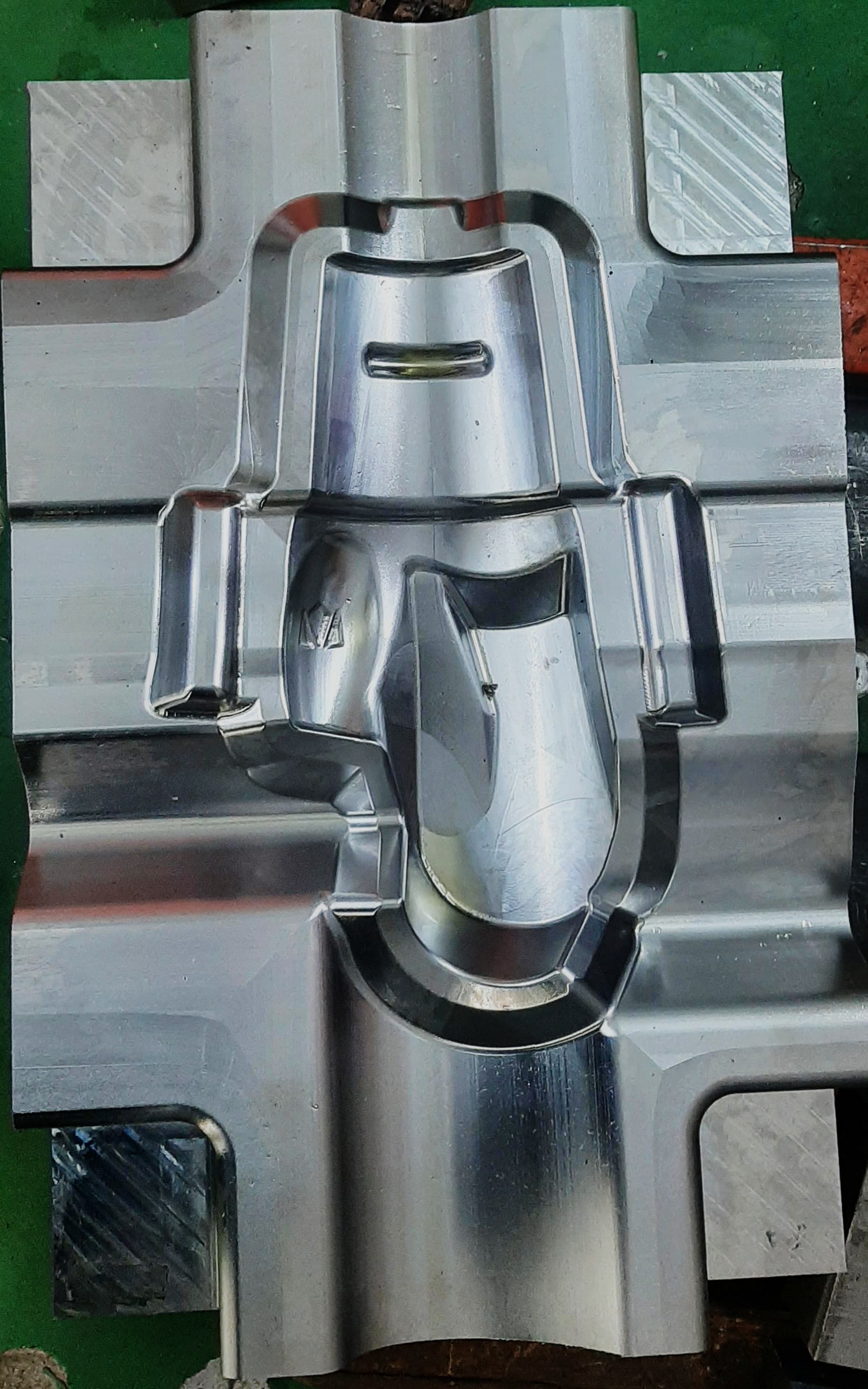 Polished forging die cavity — precision surface finish on large-scale tooling
